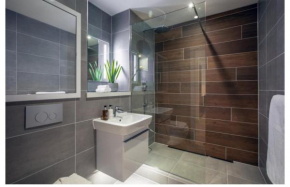 HOME AWAY LUXURY Two bedroom Shared Apartment with En-suite room and a private bathroom